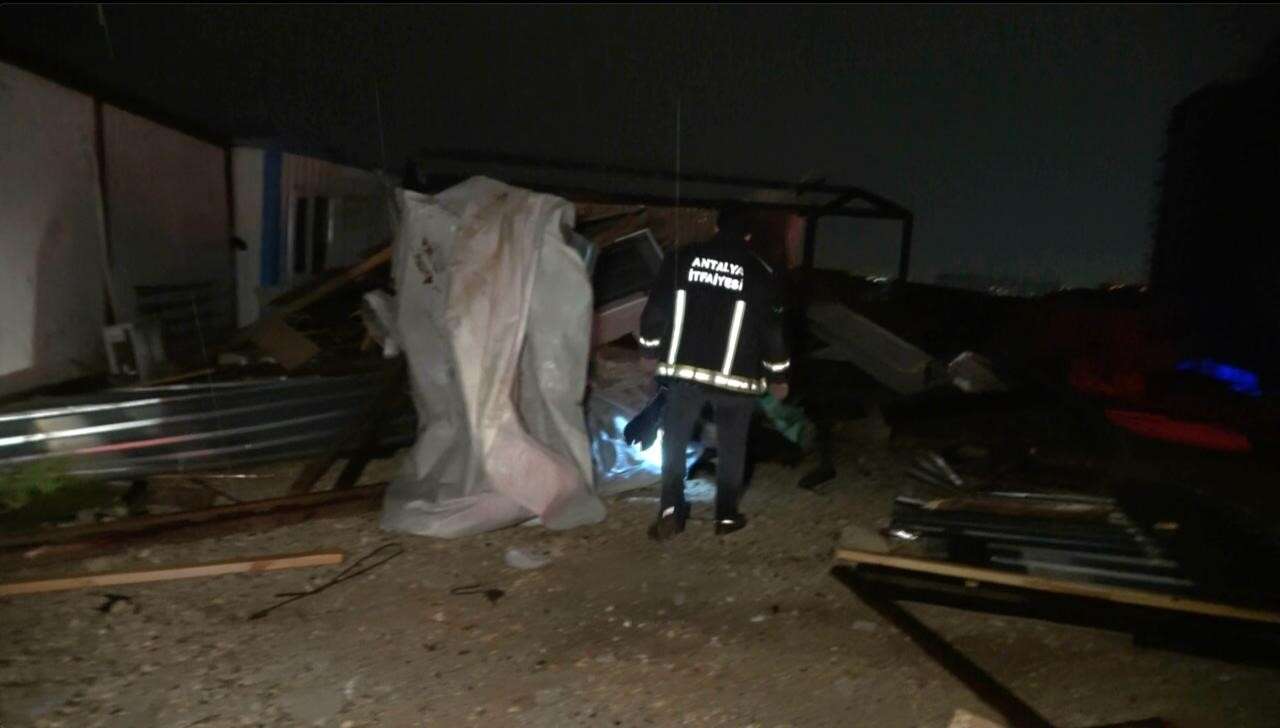 Hortum işçi konteynerlerini parçaladı! 4 ölü, 1 yaralı var 20